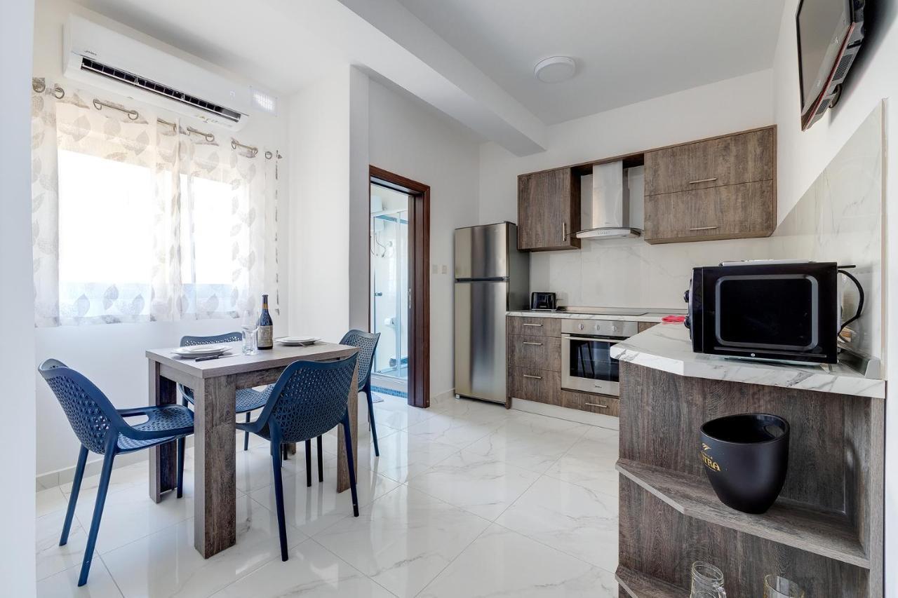 Idyllic Apartment Steps From The Promenade Слима Екстериор снимка