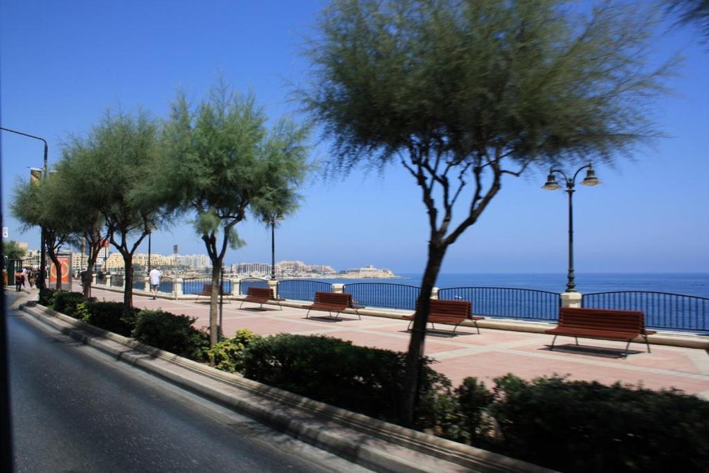 Idyllic Apartment Steps From The Promenade Слима Екстериор снимка