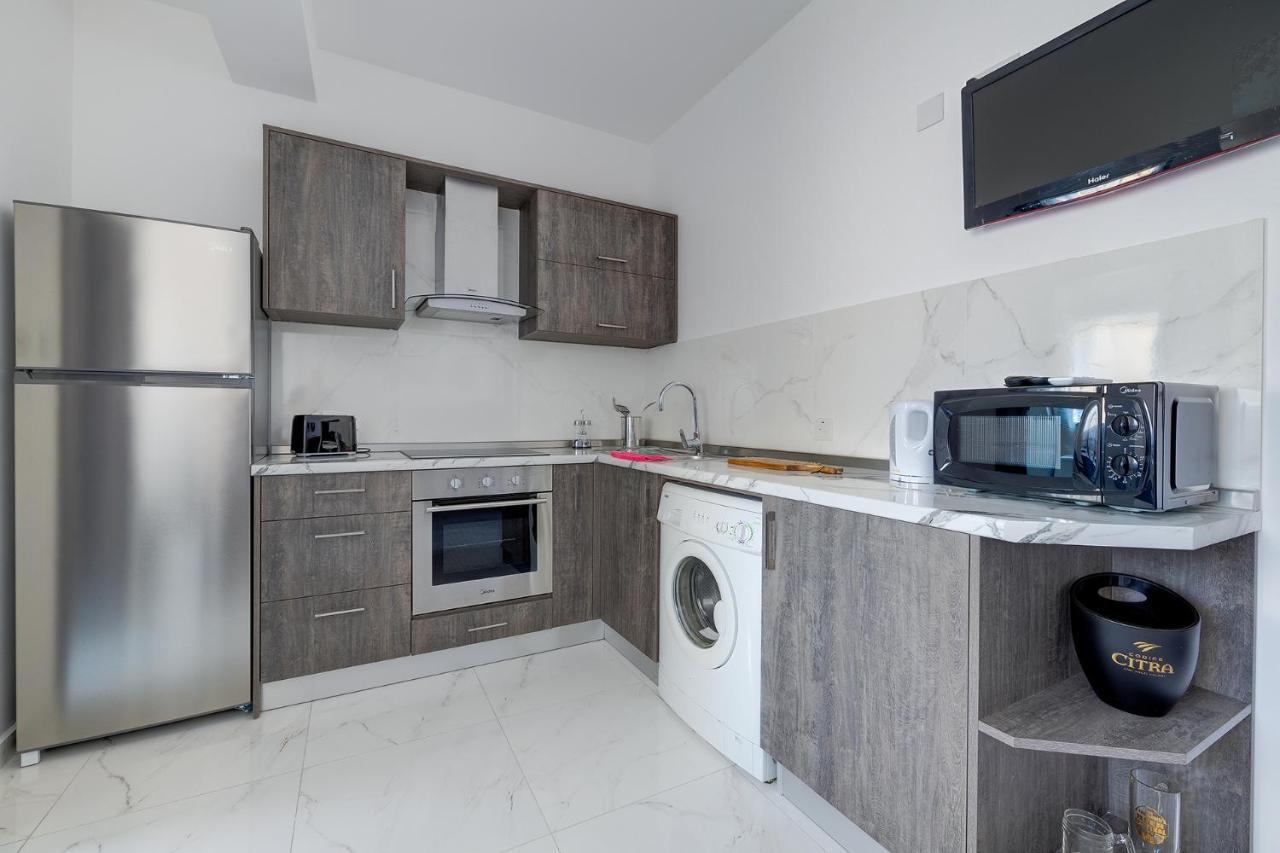 Idyllic Apartment Steps From The Promenade Слима Екстериор снимка