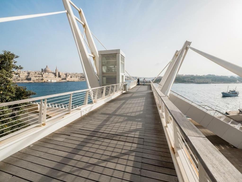 Idyllic Apartment Steps From The Promenade Слима Екстериор снимка