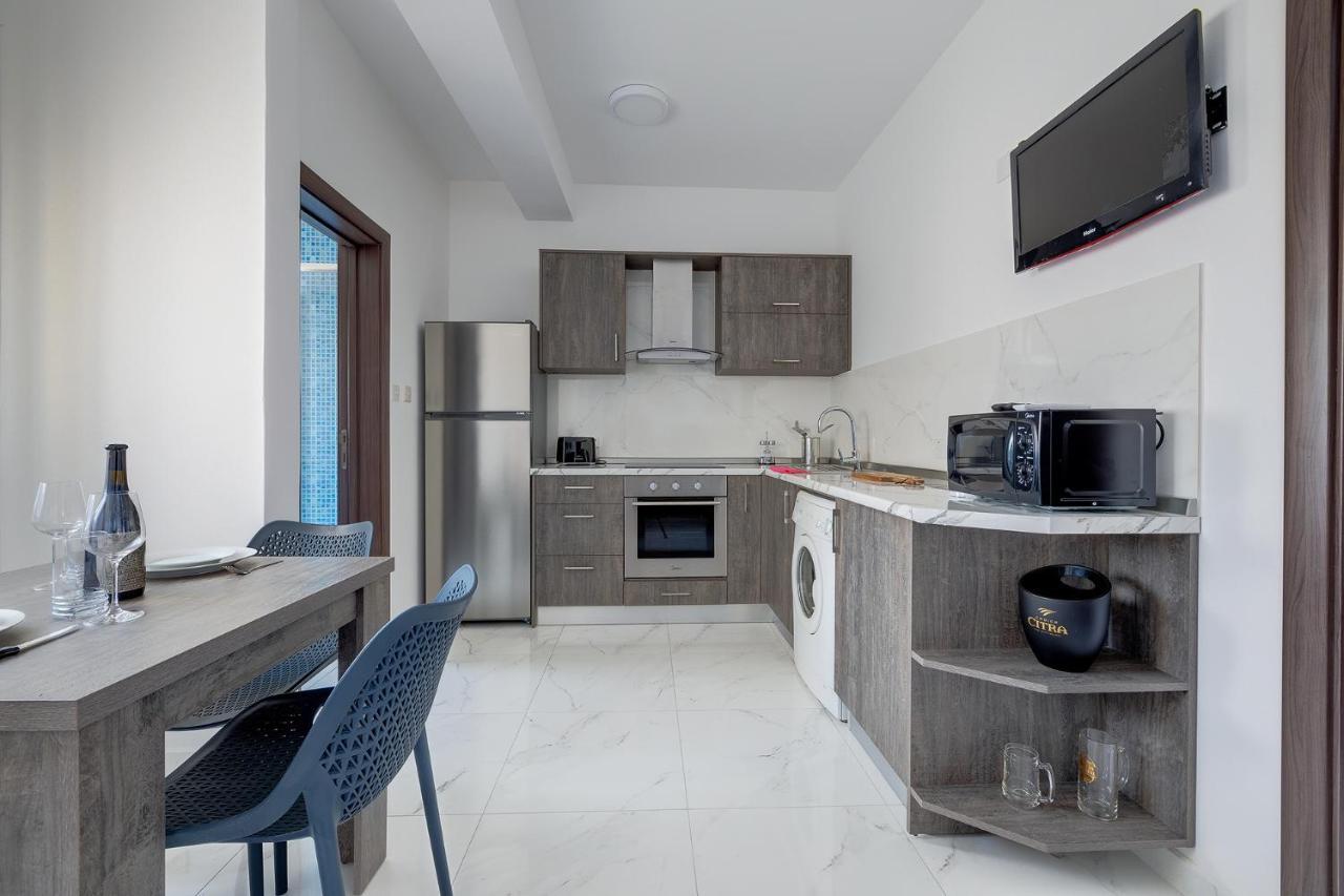 Idyllic Apartment Steps From The Promenade Слима Екстериор снимка