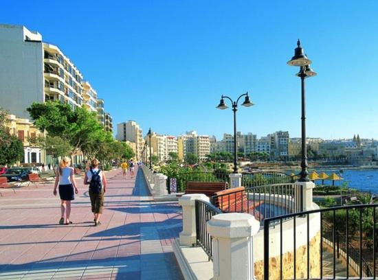Idyllic Apartment Steps From The Promenade Слима Екстериор снимка